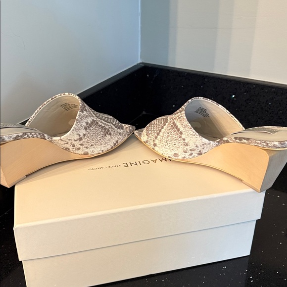 *Vince Camuto IM-DAHRA ROCCIA White Gold DOMINO Snake Print Open Toe Wedges - Picture 6 of 16